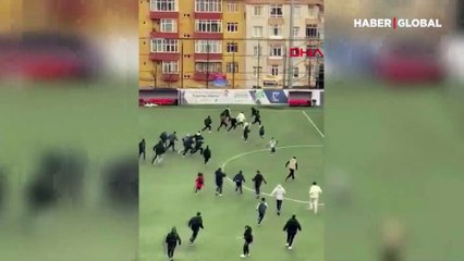 Gözü dönmüş holiganlar sahaya girip 13 yaşındaki futbolculara saldırdı