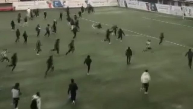 Gözü dönmüş holiganlar sahaya girip 13 yaşındaki futbolculara saldırdı