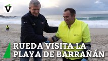 Rueda visita la playa de Barrañán para conocer las tareas de limpieza de pellets