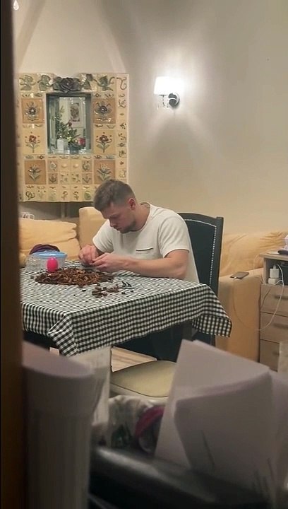 Elle fait une blague à son mari fan de Lego...