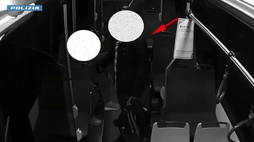 Video La lite, le 12 coltellate alla ex compagna e la fuga: il tentato omicidio sul bus a Milano