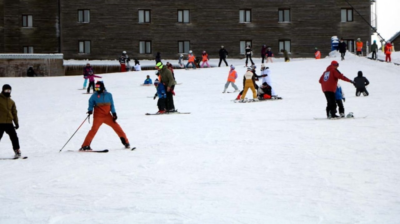 Kayak tutkunları, Kartalkaya'da pistleri doldurdu
