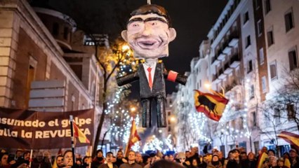 De la piñata al manteo: Un pelele de Pedro Sánchez, la nueva atracción de las protestas en Ferraz