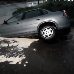 Carro é engolido por cratera e Araquari tem chuva de uma semana em meia hora