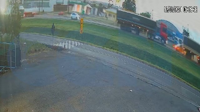 Câmera flagra Etios atingindo caminhões na BR-277