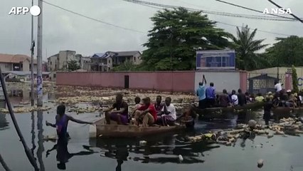 Inondazioni in Congo, a Kinshasa il fiume straripa allagando strade e case
