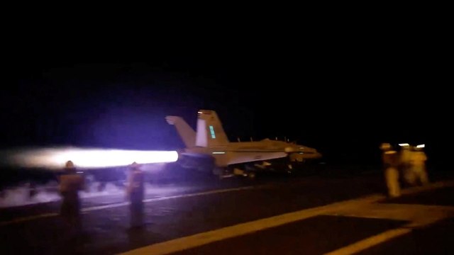 Bateaux détournés en mer Rouge : l'aviation américaine bombarde les Houthis