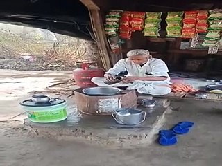 चाय बनाने वाले ने दी एक साल की कमाई, ताकि बच्चे पढ़ सके-video