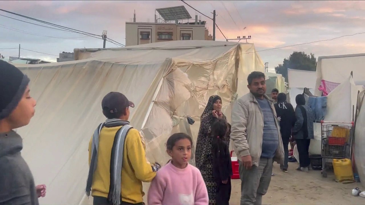 العربية ترصد أوضاع النازحين الذين افترشو الشوارع وسط رفح جنوب غزة