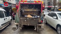 Tunceli'de acı olay: Çöp kamyonundan düşen temizlik işçisi ağır yaralandı