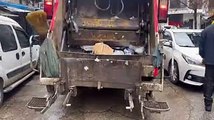 Temizlik işçisi çöp kamyonundan düştü!