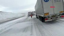 Tendürek Geçidi'nde kar yolu kapattı, onlarca araç mahsur kaldı