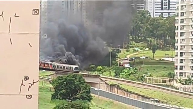 Metro pega fogo em Aguas Claras