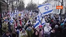 Manifestanti israeliani davanti a tribunale dell'Aia contro accuse di genocidio