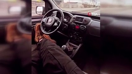 Trafikte herkesin canını tehlikeye attı! Yolcu koltuğuna geçip ayaklarıyla direksiyonu kontrol etti
