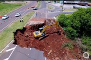 Obras para refazer pista da PR-323 engolida por cratera começam na segunda-feira, informa DER