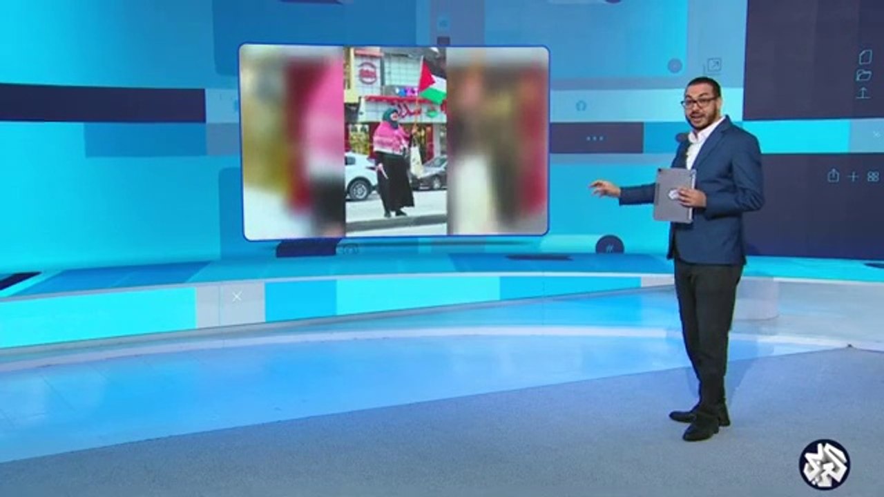 سيدة مصرية تقف وحيدة في شارع بالقاهرة وتهتف لفلسطين