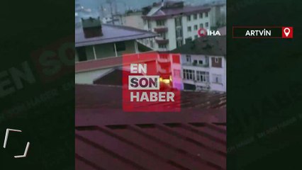 Artvin'de dengesini kaybedip çatıdan düşerken oluklara tutundu