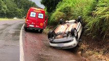 Homem é socorrido pelo Siate após capotamento na BR-163