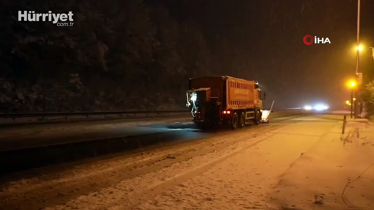 Bolu geçişinde kar yağışı: Kar kalınlığı 10 santimetreye ulaştı