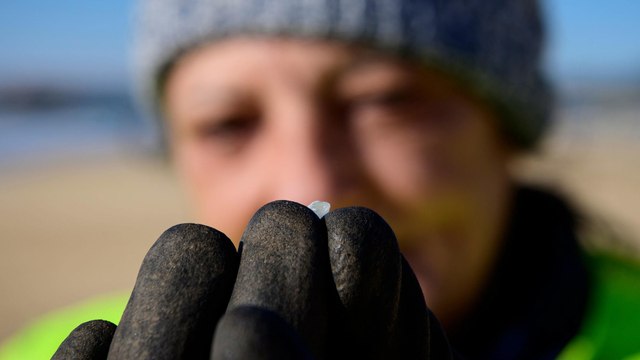 « C’est une catastrophe » : les plages du nord-ouest de l’Espagne infestées de micro-billes de plastique