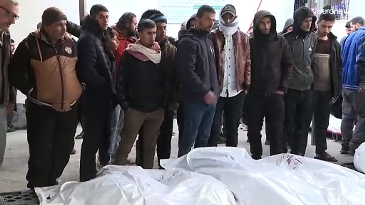 شاهد: أقارب ينعون تسعة أفراد من عائلة واحدة قتلوا في غارة إسرائيلية على شرق رفح