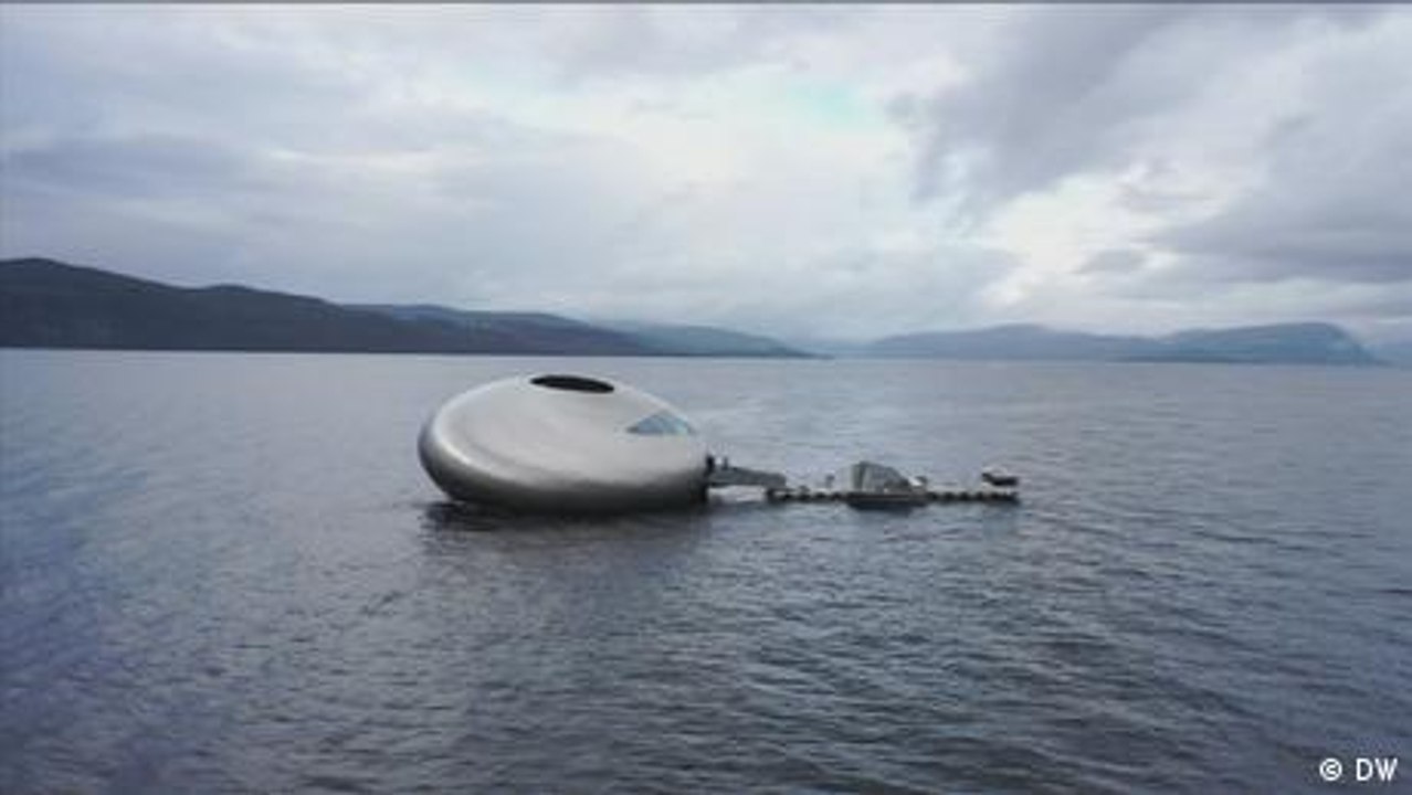 Mitten in einem Fjord: das schwimmende Restaurant 'Iris'
