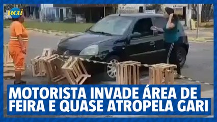 Motorista passa por cima de caixotes e quase atinge gari que limpava área de feira livre