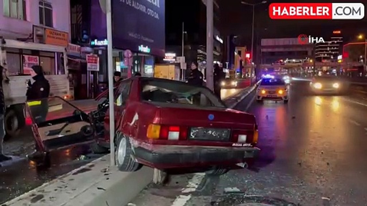 Avcılar E-5'te trafik kazasında otomobil hurda yığınına döndü: 2 yaralı