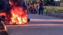 mujer quemó la moto de su pareja en Majagual, Sucre