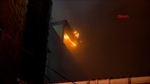Kağıthane'de yangın bitişiğindeki binalara sıçradı; mahsur kalan 4 kişi kurtarıldı