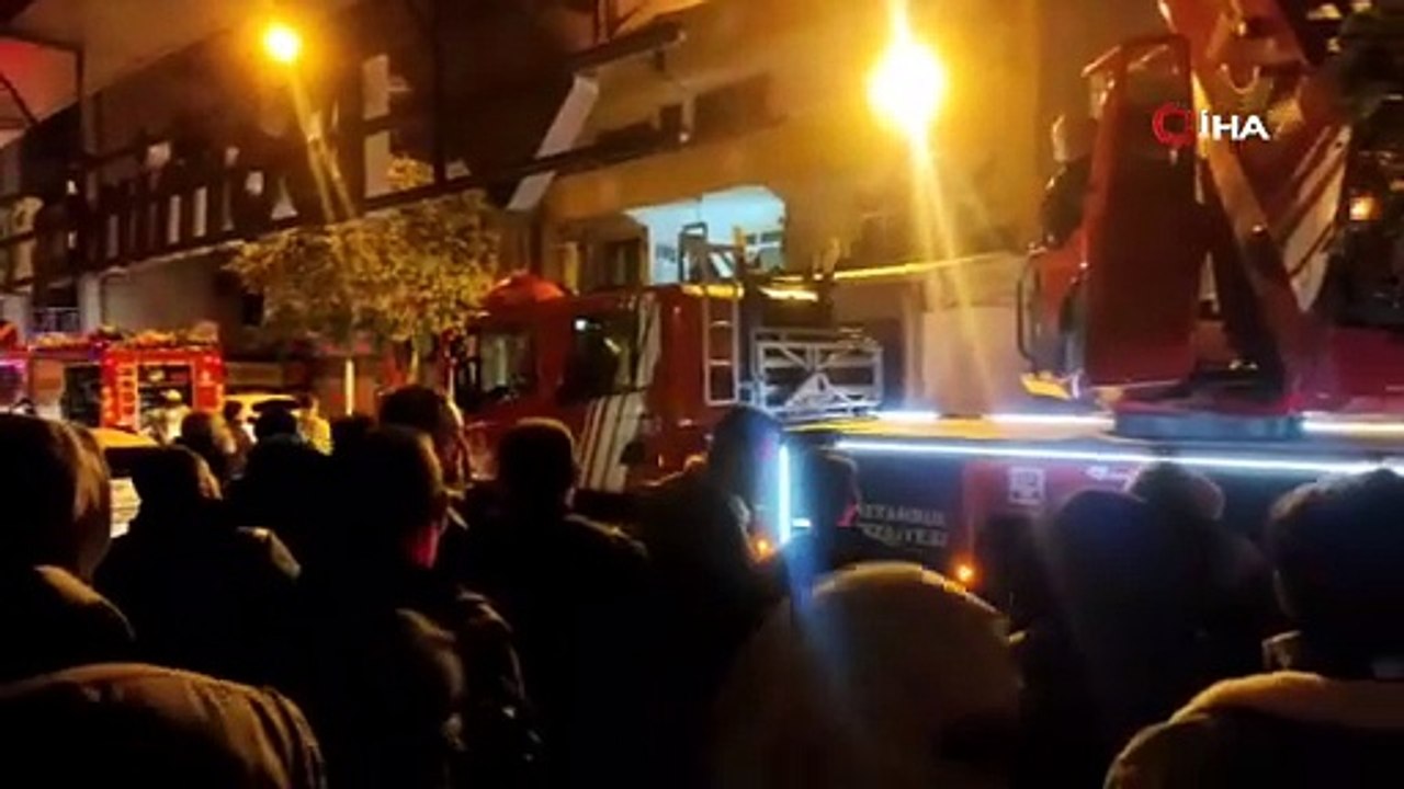 Kağıthane'de korkutan yangın: Alevler 3 binayı sardı