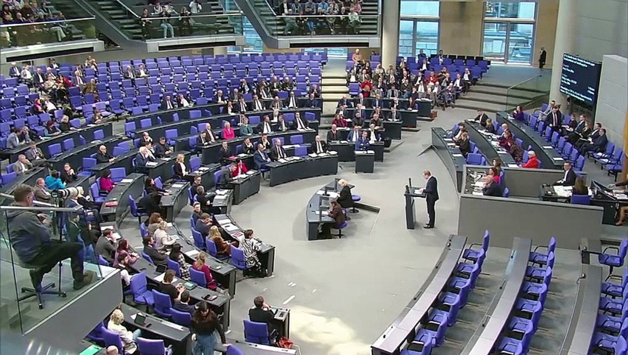 Schlagabtausch im Bundestag zu AfD-Treffen mit Neonazis