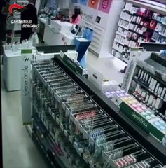 Grumello del Monte, rapina la farmacia armato di pistola: le immagini