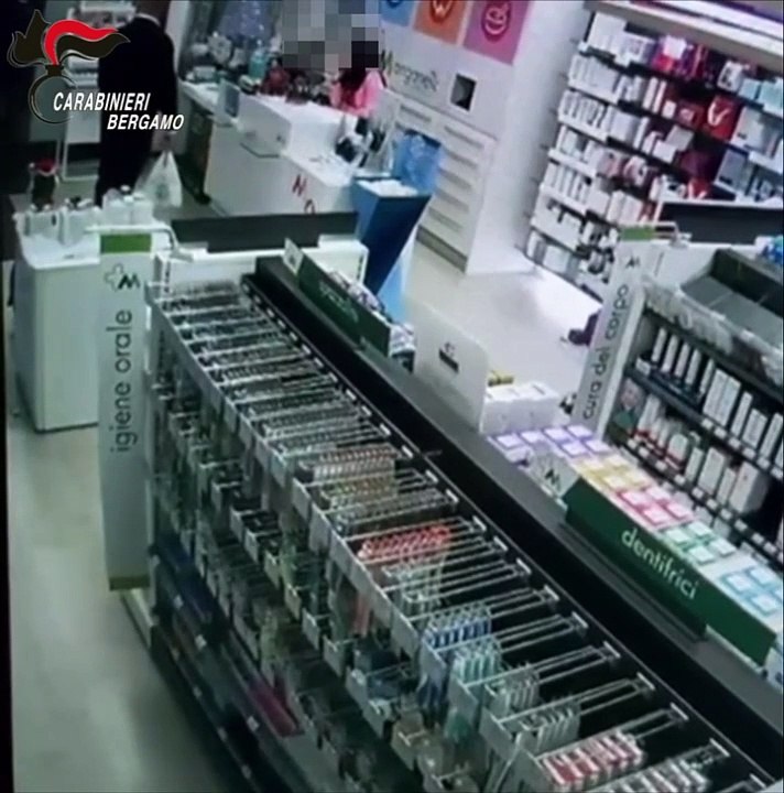 Grumello del Monte, rapina la farmacia armato di pistola: le immagini