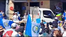 Manifestantes se enfrentan a golpes frente a la CC