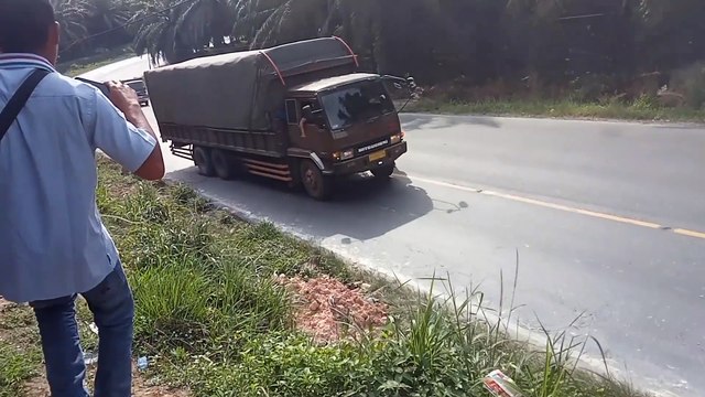 Harus ada kernet Karena di jalan sendirian pun sulit Fuso di bantu nafas truk dham