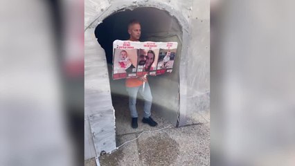 Tel Aviv, familiari dei rapidi riproducono un tunnel di Hamas