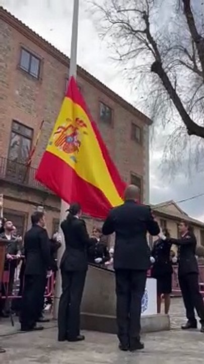 El emotivo momento del izado de bandera de la Policía Nacional