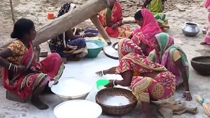 আধুনিক যন্ত্রের চাপে ‘ঢেঁকি’র ছুটি! বাঁকুড়ায় পিঠে তৈরির আগে আজও খোঁজ হয় এই যন্ত্রের