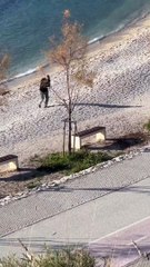 Yürümekte zorlanan eşi için deniz suyunu avucuna doldurup onun avucuna döken romantik amca 