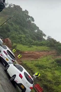 23 muertos tras alud en Colombia: El momento exacto del alud que sepulta carretera