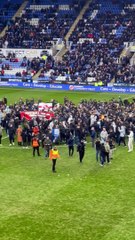 İngiltere'de olay: Taraftar sahaya girdi, maç ertelendi!