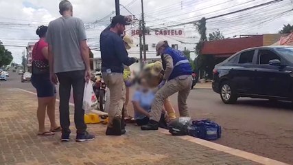 Mulher é atropelada por motocicleta no Centro