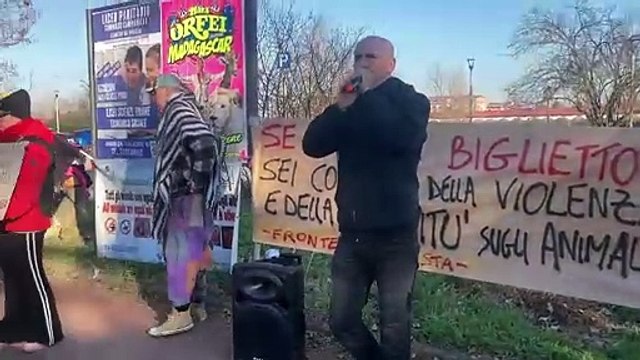 Segrate, la protesta degli animalisti contro il circo Madagascar
