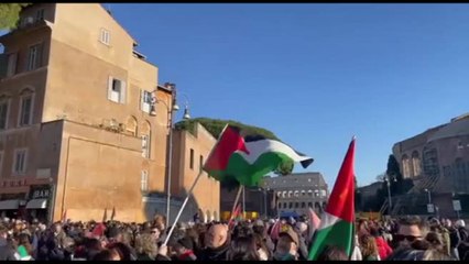 Скачать видео: A Roma corteo pro-palestinese sfila ai Fori Imperiali