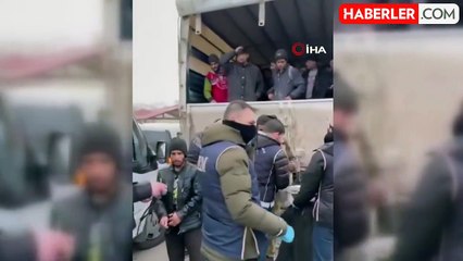 Erzincan'da kamyon kasasında 99 kaçak göçmen yakalandı