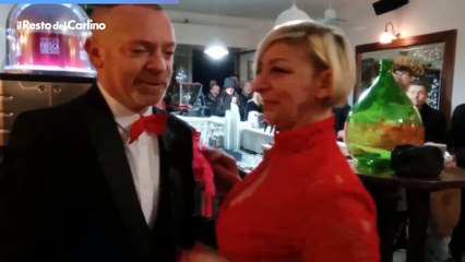 Si sposano e poi aprono il bar: il video