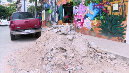 Vecinos de la Emiliano Zapata piden SEAPAL retire escombro que dejó hace meses