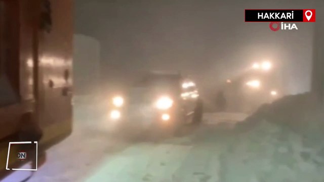 Hakkari'de kar ve tipi etkili oldu, sürücüler zor anlar yaşadı